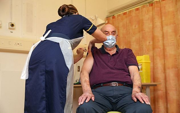Κοροναϊός – Βρετανία : Ο 82χρονος Μπράιαν Πίνκερ ήταν ο πρώτος που έλαβε το εμβόλιο της AstraZeneca