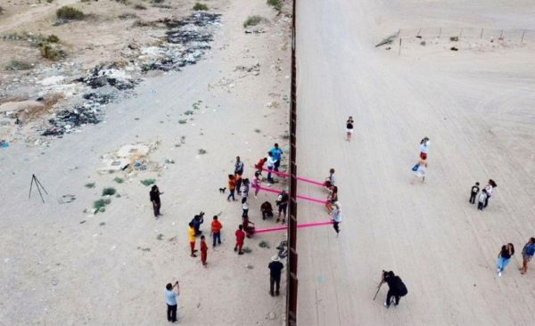 Design of the Year 2020 οι ροζ τραμπάλες στον «φράχτη» ΗΠΑ-Μεξικού