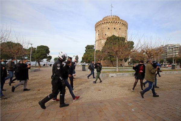Θεοφάνια : Μια σύλληψη και δέκα πρόστιμα στη Θεσσαλονίκη για ρίψη του Σταυρού στον Θερμαϊκό