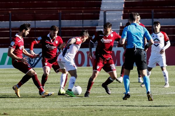 «Κόλλησαν» στο μηδέν Λάρισα και Βόλος (0-0)