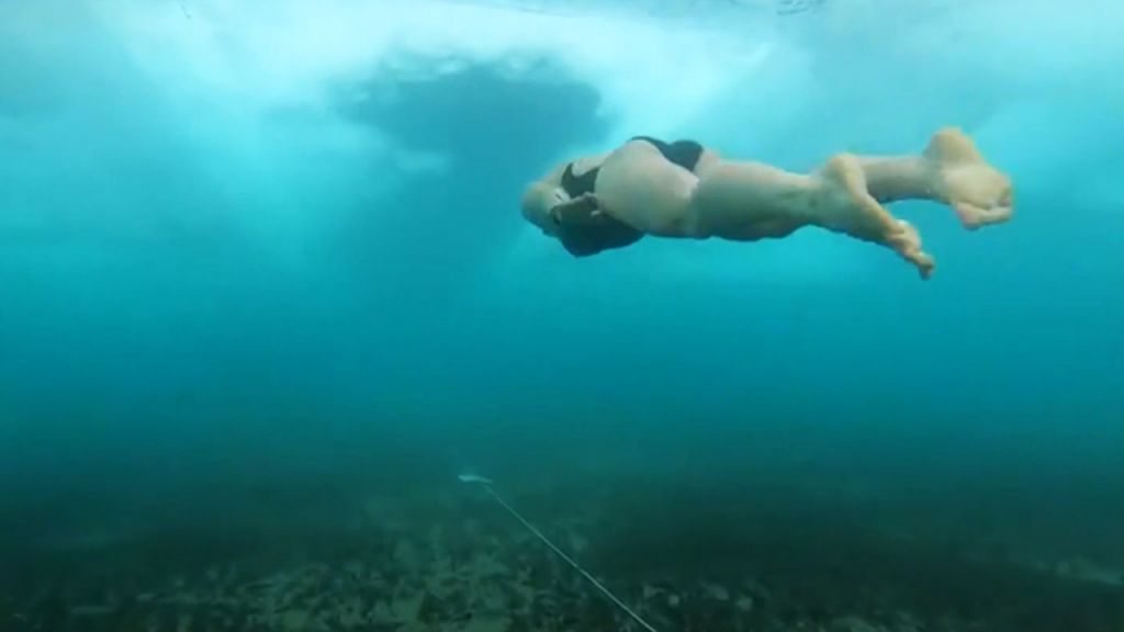Νέο ρεκόρ: 40χρονη Ρωσίδα κολύμπησε στα παγωμένα νερά της Βαϊκάλης για ενάμισι λεπτό