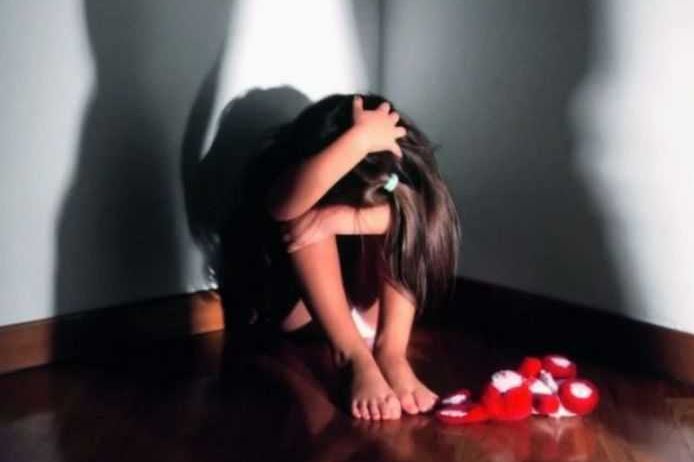 Δεν υπάρχει «σχέση» ενήλικα με 11χρονη. Είναι βιασμός, είναι παιδεραστία