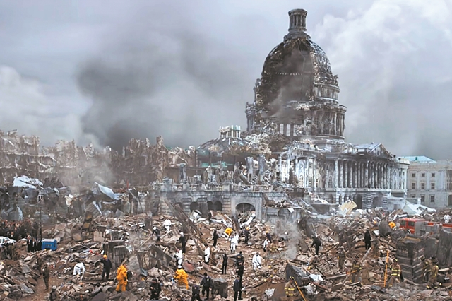 Μεταξύ παρακμής και πτώσης