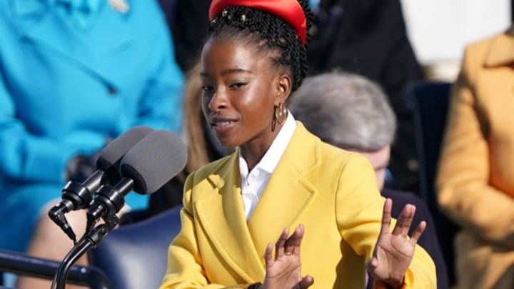 Αμάντα Γκόρμαν: Ποια είναι η ποιήτρια της ενωμένης Αμερικής