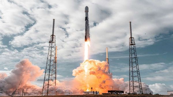 H SpaceX σπάει τα ρεκόρ με ταυτόχρονη εκτόξευση 143 δορυφόρων