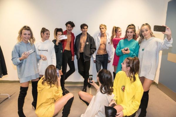 5226 by Celia Kritharioti : Το φούτερ που λάτρεψαν αγόρια και κορίτσια