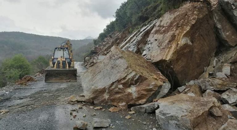 Η κακοκαιρία δείχνει τα δόντια της στη Β. Ελλάδα – Προβλήματα σε Σέρρες, Ήπειρο, ανεμοστρόβιλος στην Άρτα