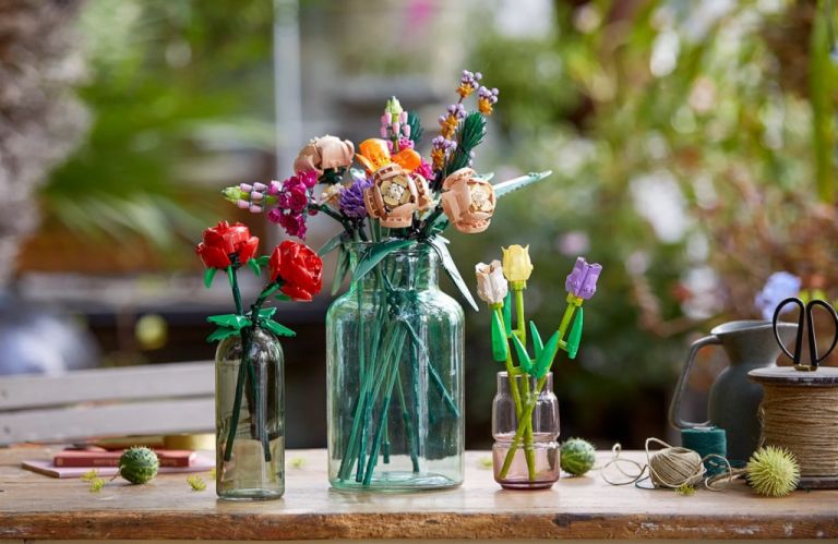 Ένα ανθισμένο μπουκέτο από πολύχρωμα LEGO