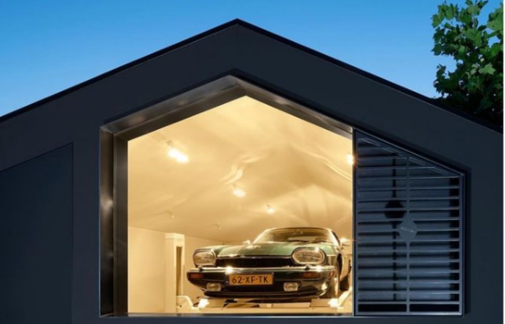 Ιδιωτικό γκαράζ-βιτρίνα έκθεσης εμβληματικών Τζάγκουαρ