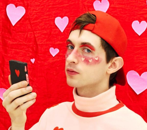 Τα μηνύματα του Grindr γίνονται γλυπτά