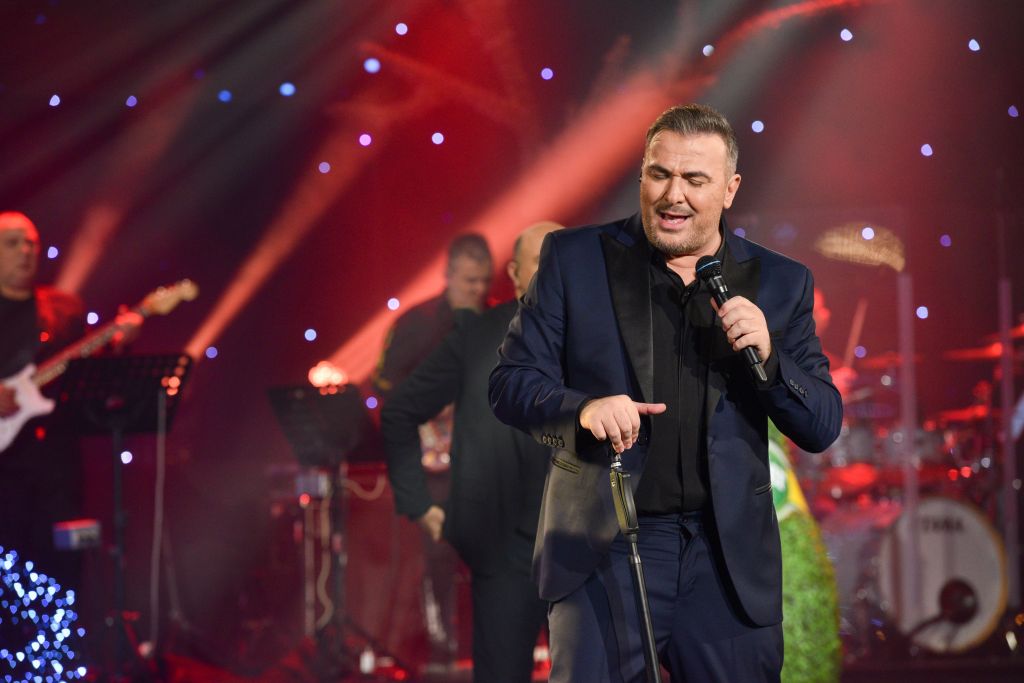 «Έλα να με τελειώσεις» και ο Αντώνης Ρέμος ξεσηκώνει το κοινό στην αρχή της νέας χρονιάς