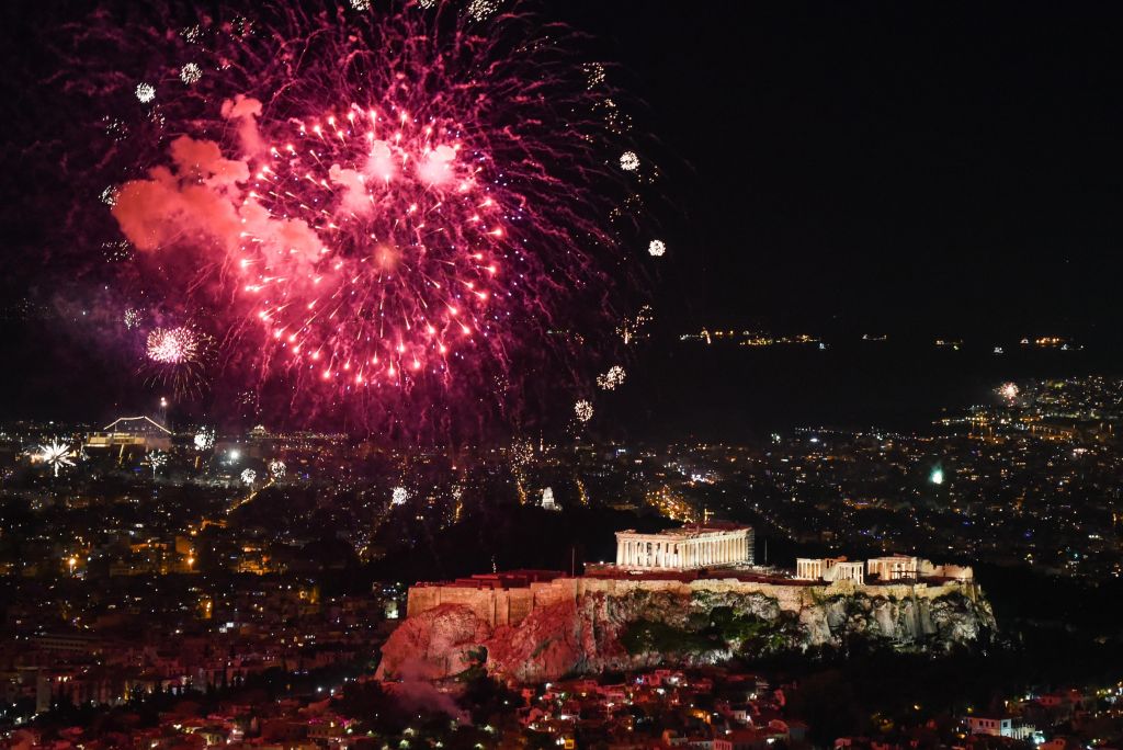 Με λάμψη, συναίσθημα και συμβολισμούς υποδέχθηκε το 2021 στον Λυκαβηττό ο Δήμος Αθηναίων