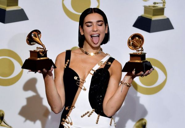 Dua Lipa: Ανέβασε σέξι selfie με εσώρουχα και φωτογραφίες με το νέο της κουτάβι