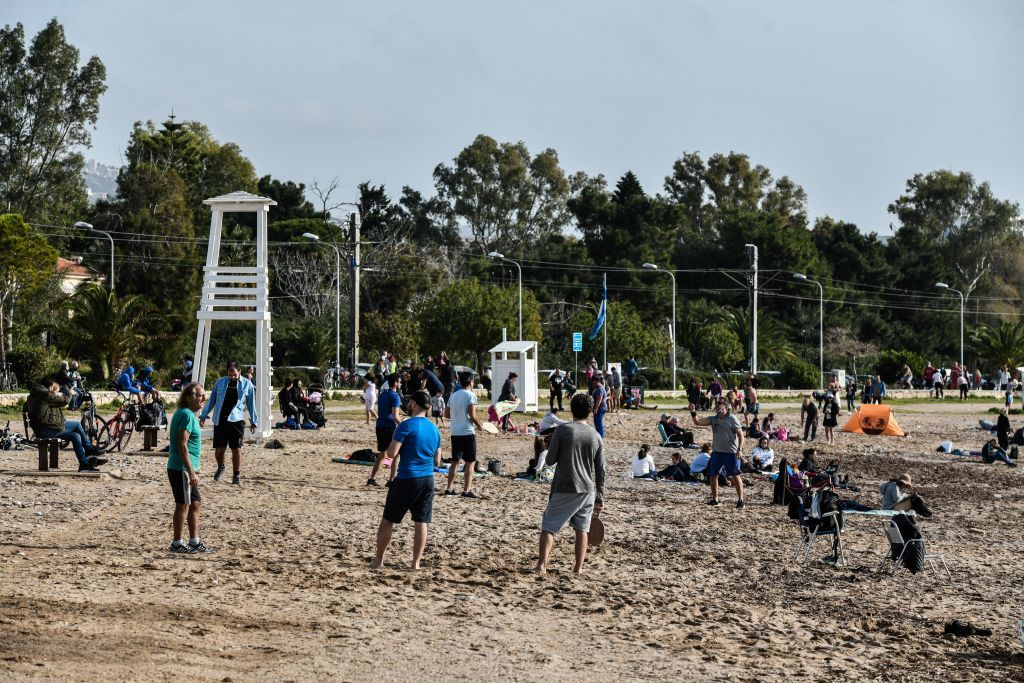 Lockdown : Χαμός στις παραλίες στο Καβούρι – Για βόλτα και για βουτιές πήγαν οι Αθηναίοι