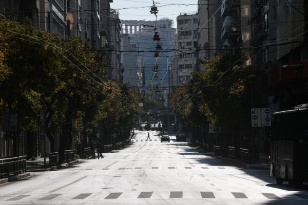 Κοροναϊός : Ξυπνούν μνήμες σκληρού lockdown – Κίνδυνο πανδημικής έκρηξης «βλέπουν» οι ειδικοί