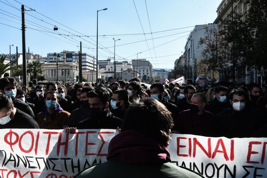 Σε εξέλιξη πανεκπαιδευτικά συλλαλητήρια σε Αθήνα και Θεσσαλονίκη : Επεισόδια στην πλατεία Αριστοτέλους