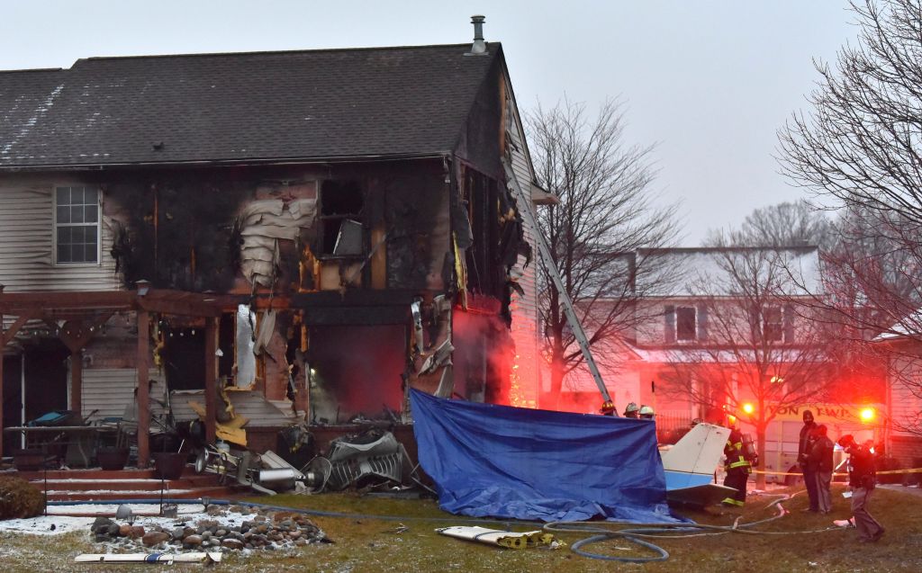 Αεροπλάνο έπεσε σε σπίτι στο Μίσιγκαν - Τρεις νεκροί