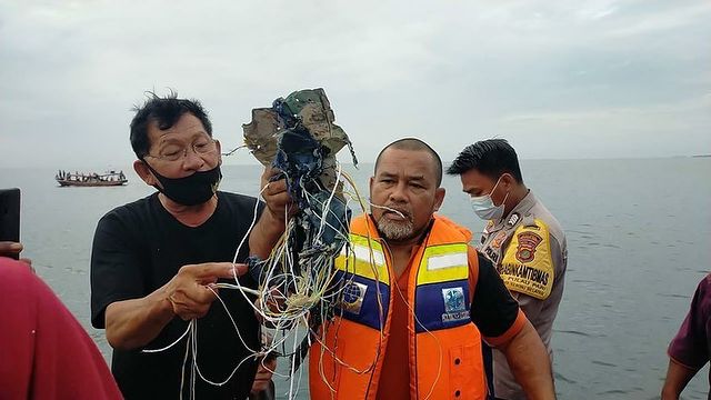 Ινδονησία : Βρέθηκαν συντρίμμια του αεροσκάφος που μετέφερε 50 επιβάτες