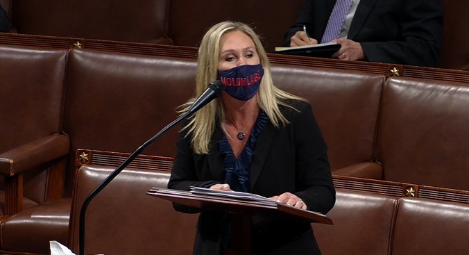 ΗΠΑ : Με μάσκα «Μολών Λαβέ» βουλευτής των Ρεπουμπλικανών και υποστηρίκτρια του QAnon