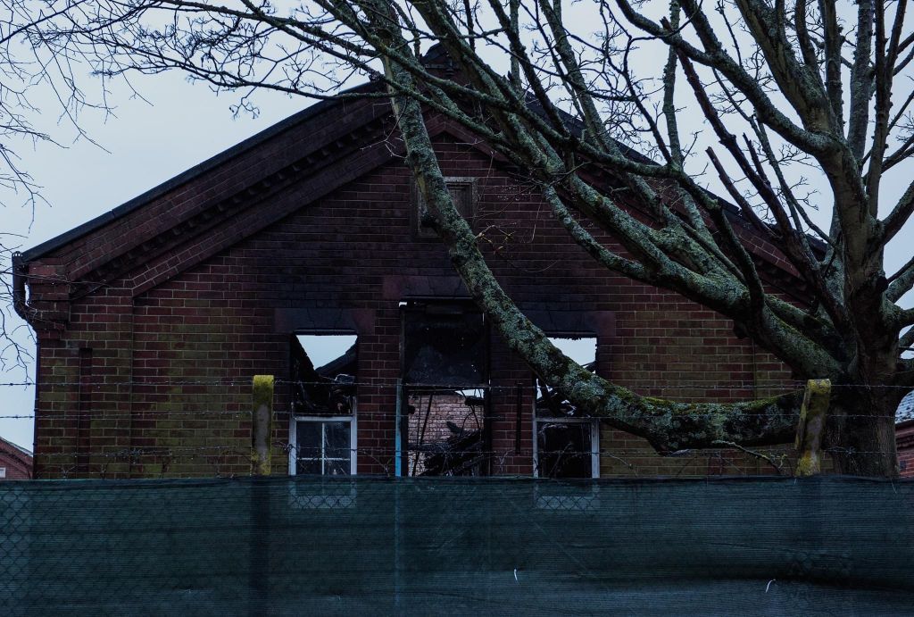 Βρετανία : Φωτιά σε κέντρο φιλοξενίας προσφύγων – Πέντε συλλήψεις