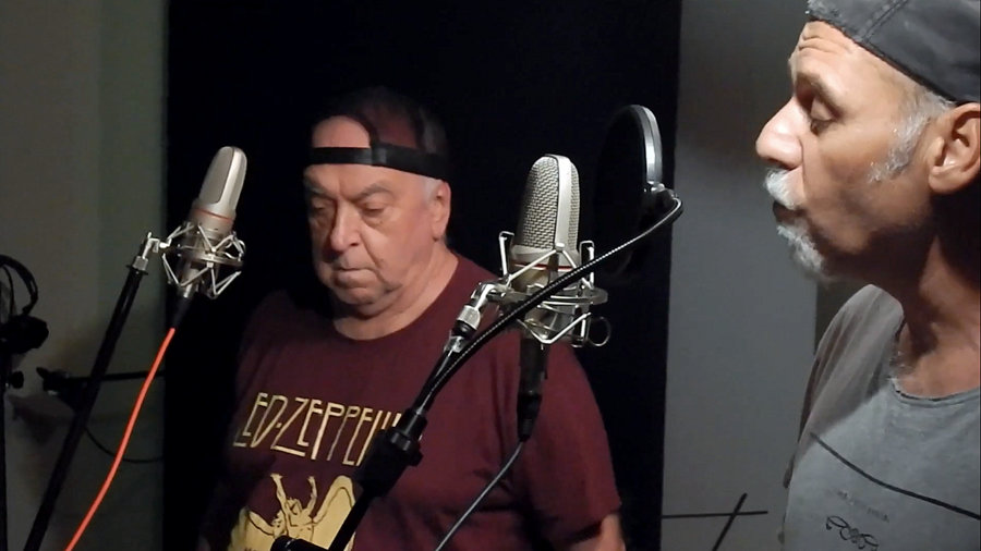 Ο Μάκης Σεβίλογλου τραγουδά μαζί με τον Γιάννη Κούτρα για την χαμένη μας αθωότητα