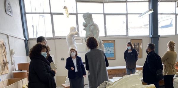 Τα εργαστήρια του ΟΔΑΠ επισκέφτηκε η Λίνα Μενδώνη – Σπάνια εκμαγεία, ακριβή αντίγραφα, μοναδικές μήτρες