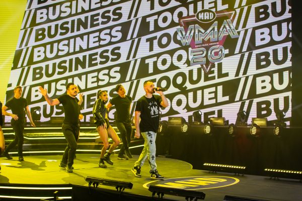 «Πίσω από το τιμόνι κάνω business» από τον Toquel