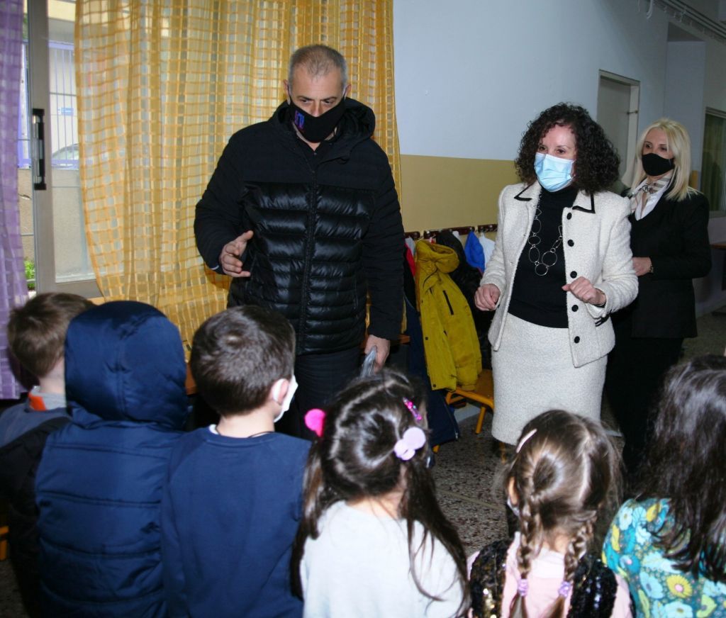 Δήμος Πειραιά : 1.500 μάσκες πολλαπλών χρήσεων δόθηκαν για την προστασία των παιδιών στα νηπιαγωγεία της πόλης