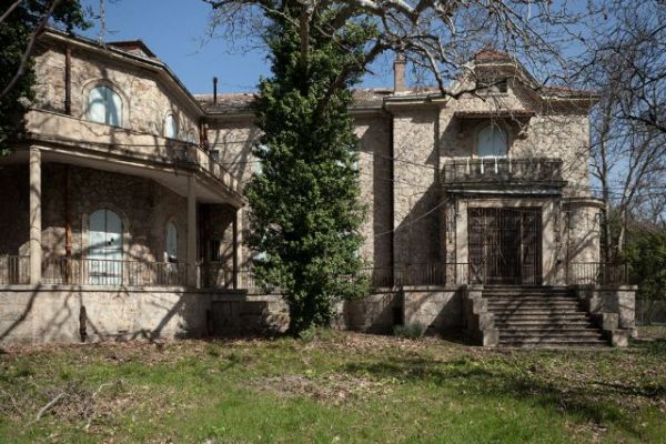 Για την ανάπτυξη των αγροτικών χρήσεων στο Κτήμα Τατοΐου συζήτησαν Μενδώνη – Μπουτάρης