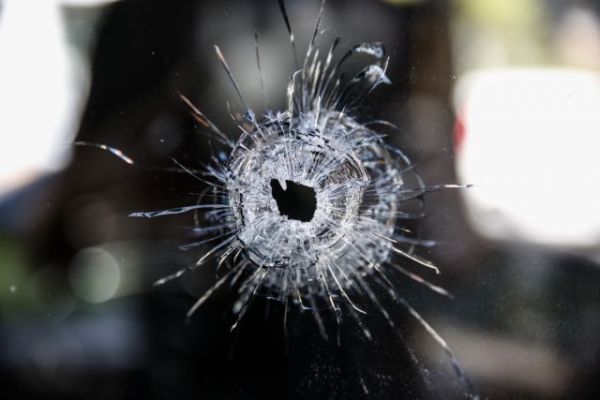Φόβος και τρόμος στο Μενίδι από τις αδέσποτες σφαίρες – Σοκάρει καταγγελία κατοίκου στο MEGA