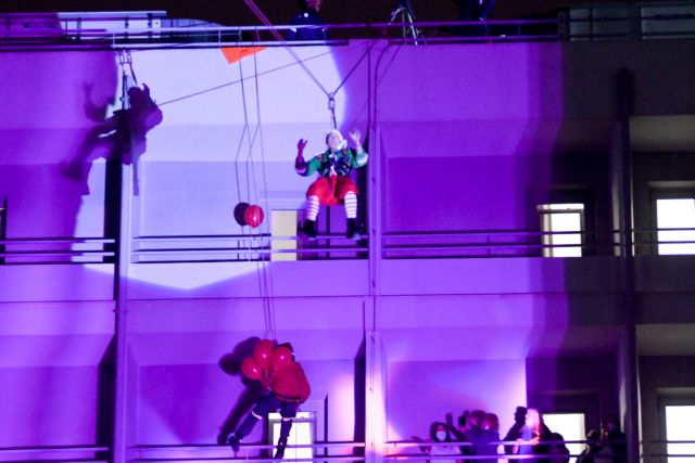 Πάτρα : «Ιπτάμενοι» Αγιοβασίληδες μοίρασαν δώρα στο νοσοκομείο «Άγιος Ανδρέας» [εικόνες]