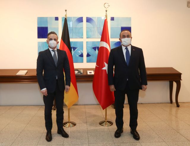 Ο Τσαβούσογλου ζήτησε από τον Μάας άρση του εμπάργκο όπλων