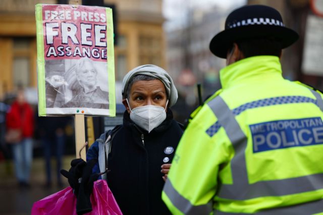 Βρετανία : Παραμένει υπό κράτηση ο Ασάνζ – Το δικαστήριο τάχθηκε κατά της αποφυλάκισής του με εγγύηση