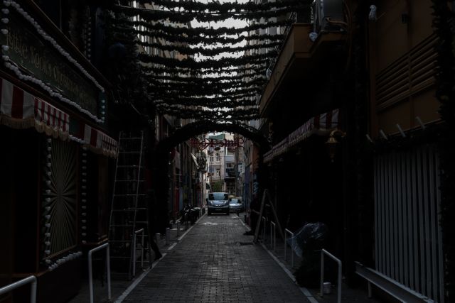 Κοροναϊός : Ανησυχία για τις εικόνες στις εκκλησίες και τις μεθεόρτιες επιπτώσεις – Έρχεται παράταση του lockdown;