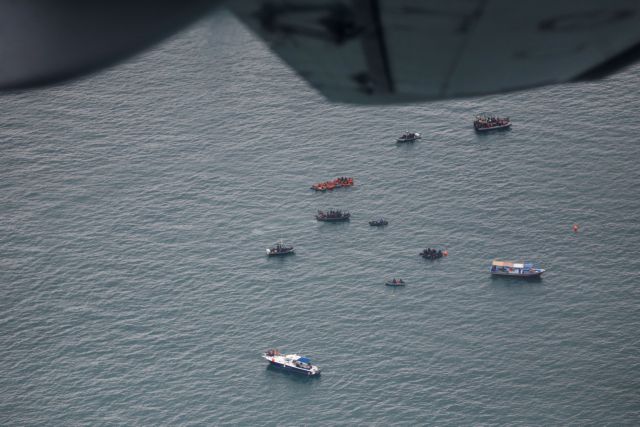 Ινδονησία : Βρέθηκαν συντρίμμια του αεροσκάφους - Εντοπίστηκαν σήματα πιθανώς από το μαύρο κουτί