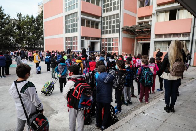Άνοιγμα σχολείων : Ενθουσιασμός και τήρηση των μέτρων προστασίας στο πρώτο κουδούνι [εικόνες]