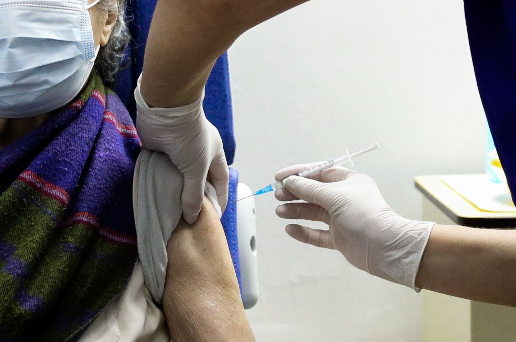Μόσιαλος : Ο μαζικός εμβολιασμός επιβραδύνει την εξάπλωση κοροναϊού όπως φάνηκε και στο Ισραήλ