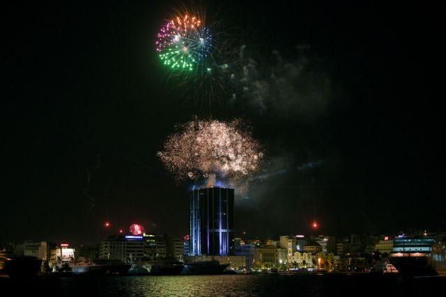 Πρωτοχρονιά 2021 : Με πυροτεχνήματα υποδέχθηκε η Ελλάδα το νέο έτος [εικόνες]