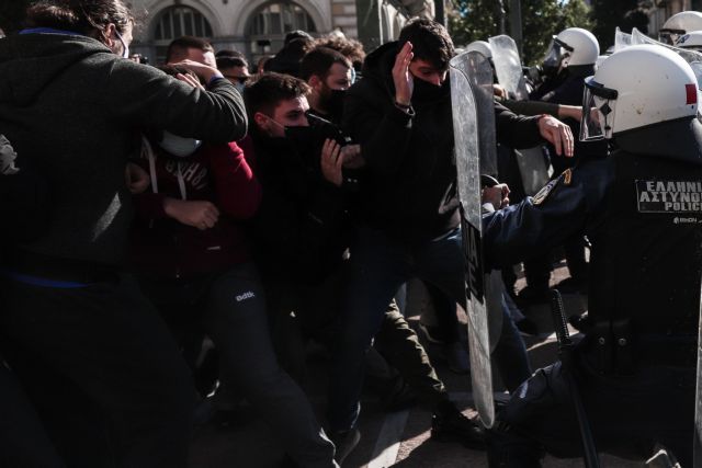 Κινητοποιήσεις ενάντια στο ν/σ για τα ΑΕΙ – Ένταση μεταξύ φοιτητών και ΜΑΤ σε Αθήνα και Θεσσαλονίκη