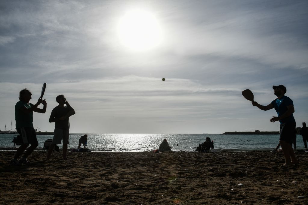 Καιρός : Ο «Λέανδρος» φεύγει και… έρχεται «ήλιος με δόντια»