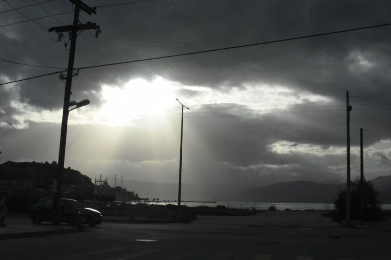 Καιρός : Με κακοκαιρία ξεκινά η εβδομάδα – Πού θα «χτυπήσουν» τα ισχυρά φαινόμενα