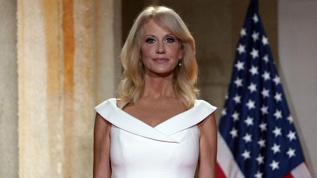 Η Kellyanne Conway κατηγορείται ότι ανέβασε topless φωτογραφία της κόρης της στο Twitter