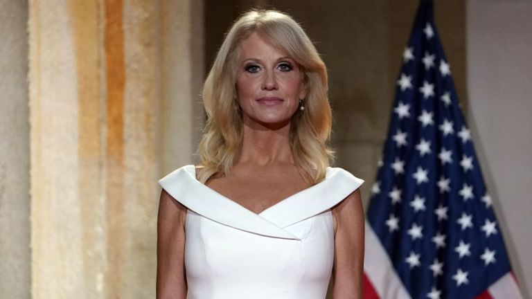 Η Kellyanne Conway κατηγορείται ότι ανέβασε topless φωτογραφία της κόρης της στο Twitter