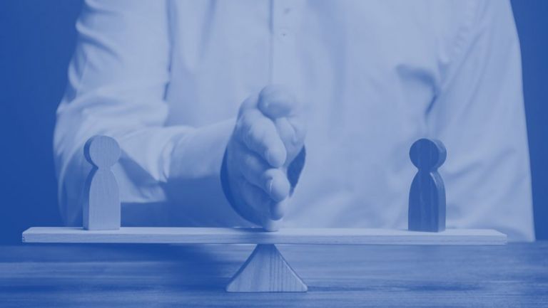 Οι πολιτικοί είναι μεγαλύτερα «πιστόλια» από τους δημοσιογράφους