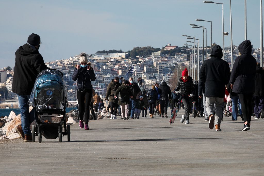 Καιρός : Οι Αθηναίοι αψήφησαν «Λέανδρο» και πανδημία και βγήκαν βόλτα στον Φλοίσβο