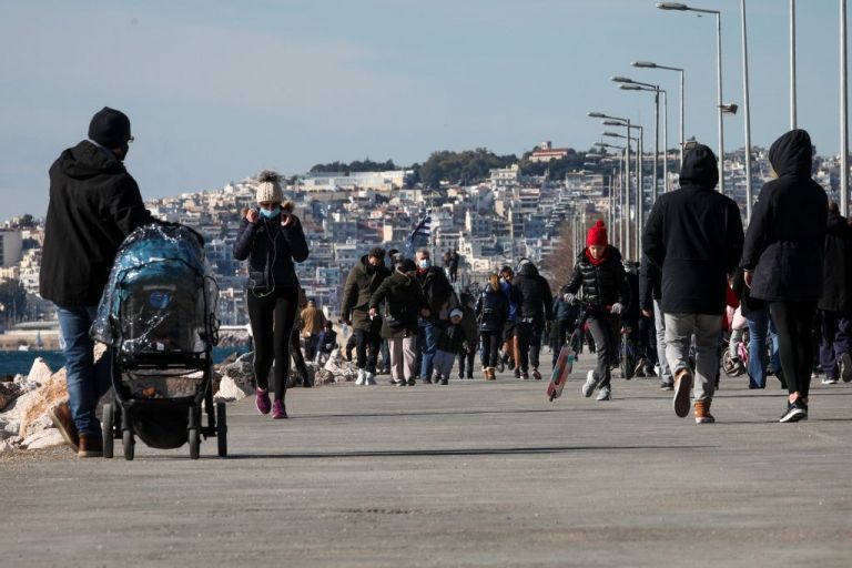 Καιρός : Οι Αθηναίοι αψήφησαν «Λέανδρο» και πανδημία και βγήκαν βόλτα στον Φλοίσβο