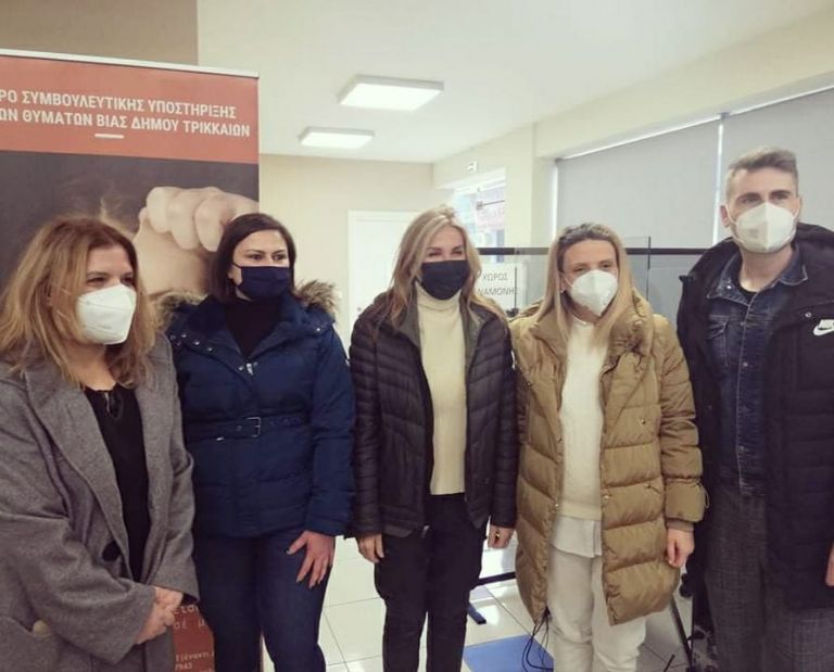 Μαρέβα Μητσοτάκη : Επισκέφτηκε το Συμβουλευτικό Κέντρο Τρικάλων, που βοηθά γυναίκες θύματα βίας