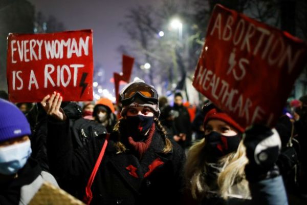 Πολωνία : Νέος νόμος κατά των αμβλώσεων – Ξανά στους δρόμους οι γυναίκες