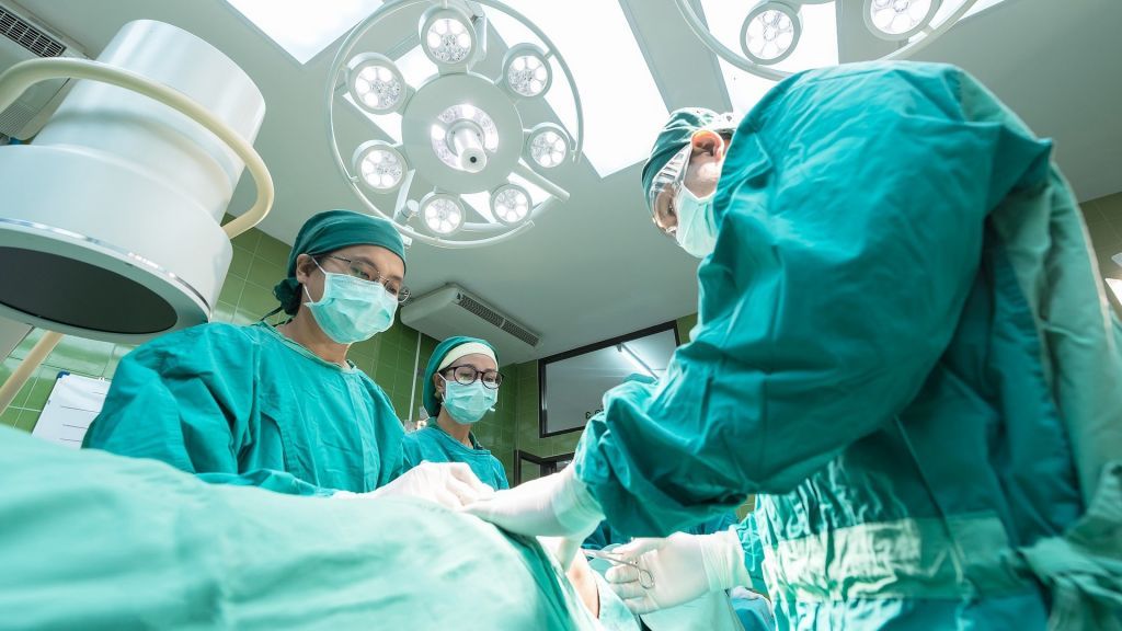 Κοροναϊός : Πλαστικός χειρουργός πέθανε από κοροναϊό – Πελάτισσα έβηξε πάνω του
