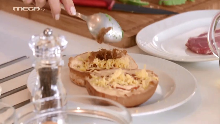 Απολαυστικό σάντουιτς με αυγό, καραμελωμένο κρεμμύδι, μπέικον και αβοκάντο